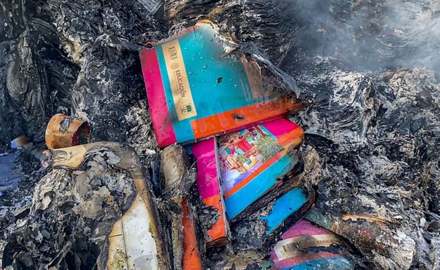 Pilha de livros didáticos gratuitos queimados no México