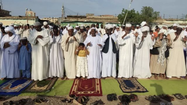 مصلون يؤدون صلاة العيد في منطقة القضارف شرق السودان