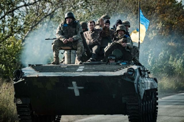 Ukraynalı askerler tank üzerinde