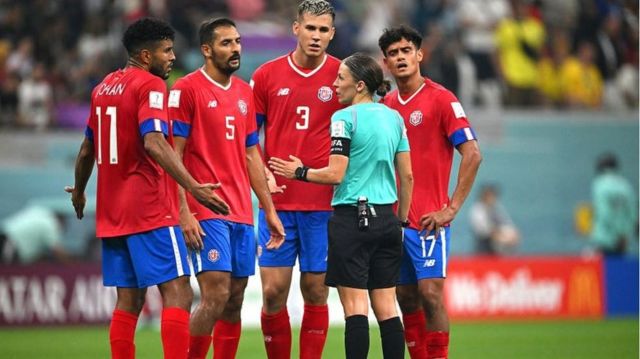 Referee Frappart with players from Costa Rica.