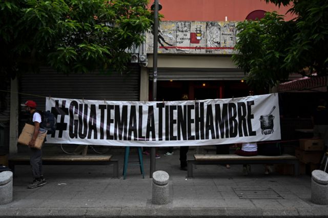 Letrero que dice Guatemala tiene hambre