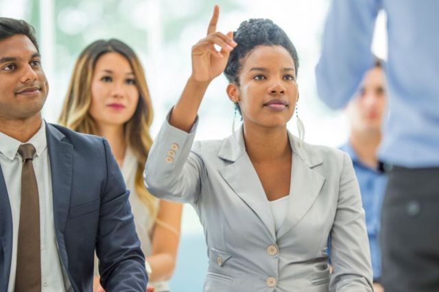 பெண்கள் பொதுவெளியில் கேள்வி கேட்க ஏன் தயங்குகிறார்கள்?