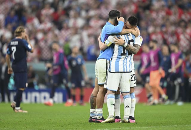 அர்ஜென்டினாவை இறுதிச்சுற்றுக்குள் இட்டுச்சென்ற மெஸ்ஸி, ஆல்வாரெஸின் மேஜிக் கோல்கள்