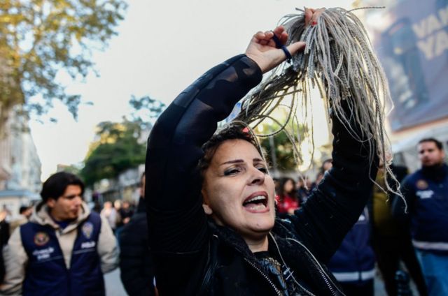 Ekim 2022'de İstanbul'da saçını kesen bir kadın