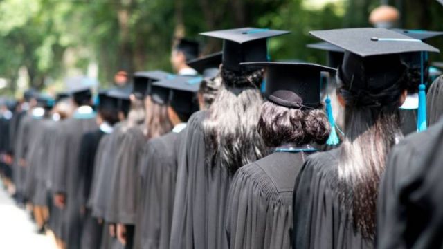 Colação de grau de jovens estudantes