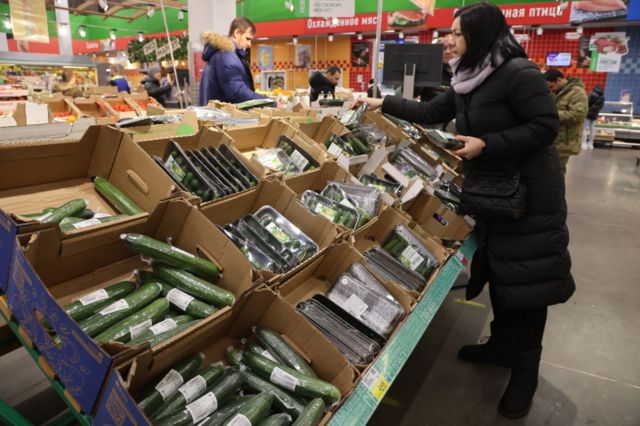 Rusiyanın Federal Statistika Xidmətinin məlumatına görə, fevralda Moskva ətrafındakı İstra şəhərində supermarketdə xiyarın qiyməti iki ayda 53 faiz bahalaşıb. 