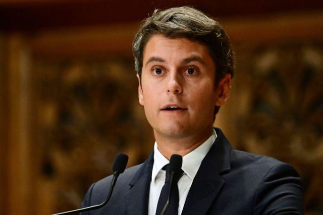 Fransa Eğitim Bakanı  Gabriel Attal 34 yaşında ve ülkede geleceğin yıldız siyasetçileri arasında gösteriliyor