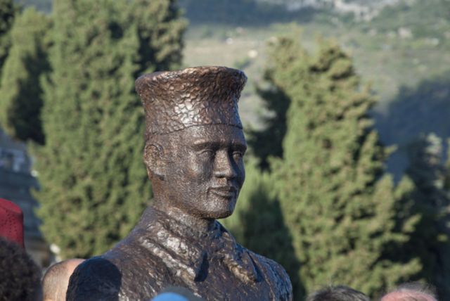 Menton tirailleur memorial - tirailleur statue