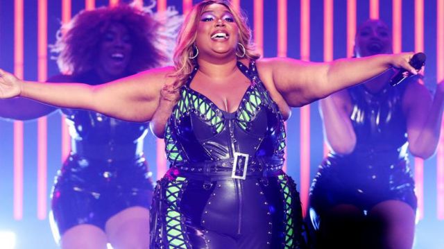 Lizzo: Body positivity artiste wey dey face fat-shaming lawsuit - BBC ...