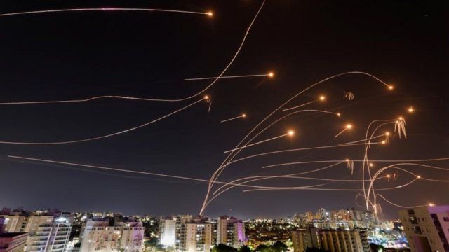 İsrail'in Demir Kubbe füzesavar sistemi Gazze Şeridi'nden fırlatılan roketleri engelliyor