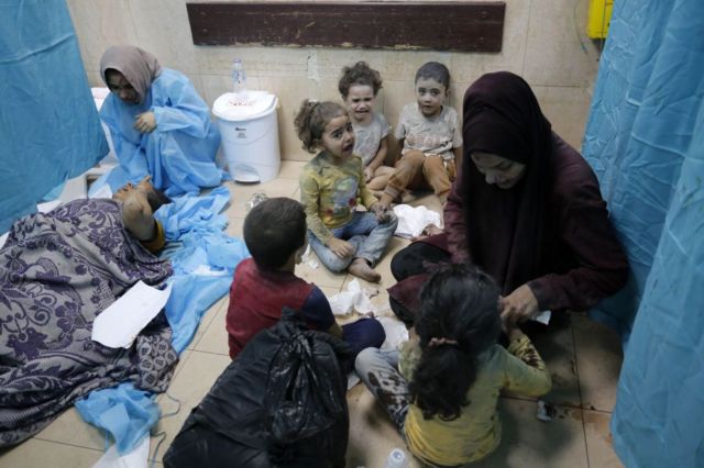 Niños y adultos en el hospital Al Aqsa, en Deir Al Balah