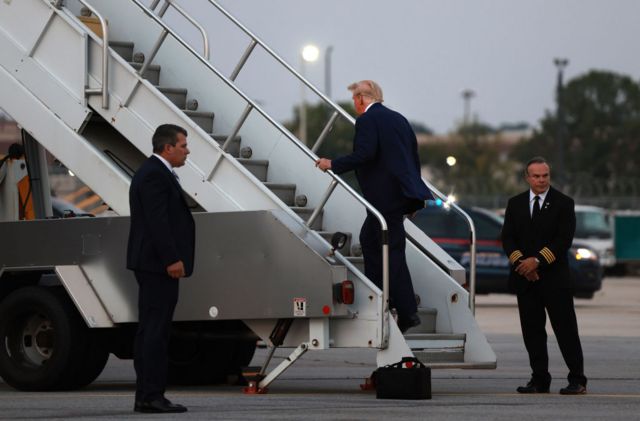 Trump subiendo al avión en Atlanta