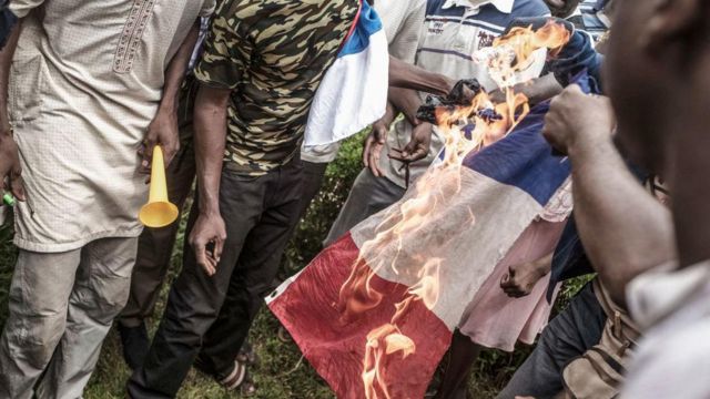 Manifestantes en Bamako, la capital de Malí, queman una bandera francesa durante una manifestación contra la influencia de Francia en el país.