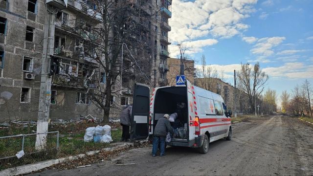 volunteers evacuating civilians 