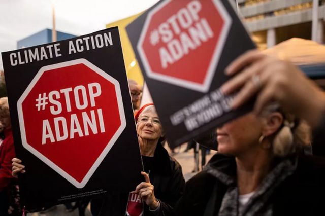N﻿ăm 2019 ở Úc có biểu tình chống mỏ than của ông Adani ở trung tâm Queensland