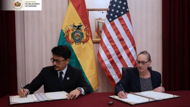 Bolivia foreign ministry handshake with US