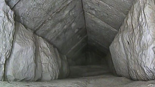 தாழ்வாரத்தின் உட்பகுதி.