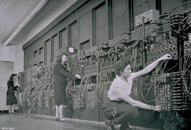 Mulheres trabalhando com computadores