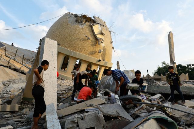 Mezquita destruida por un bombardeo israelí en Khan Younis, sur de Gaza.
