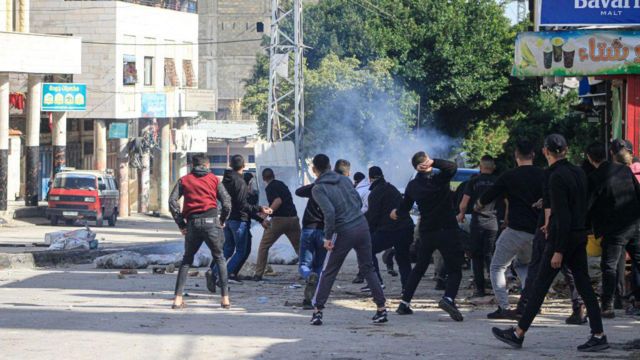 Palestinos tirando piedras