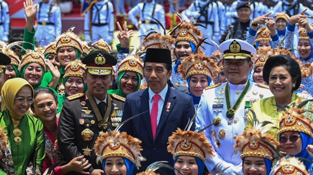 Presiden Joko Widodo berpose bersama Panglima TNI Laksamana TNI Yudo Margono (keempat kanan) dan Kapolri Jenderal Polisi Listyo Sigit Prabowo (kelima kiri).