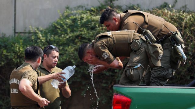 Carabineiros bebem água e se refrescam em Viña del Mar.