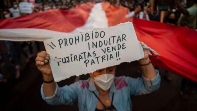 mulher com cartaz de protesto