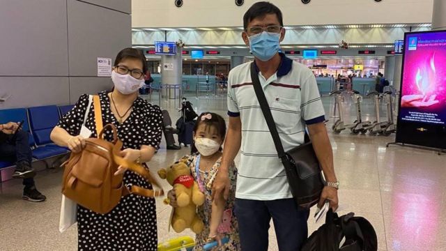 Bà Phạm Thanh Nghiên và gia đình tại sân bay