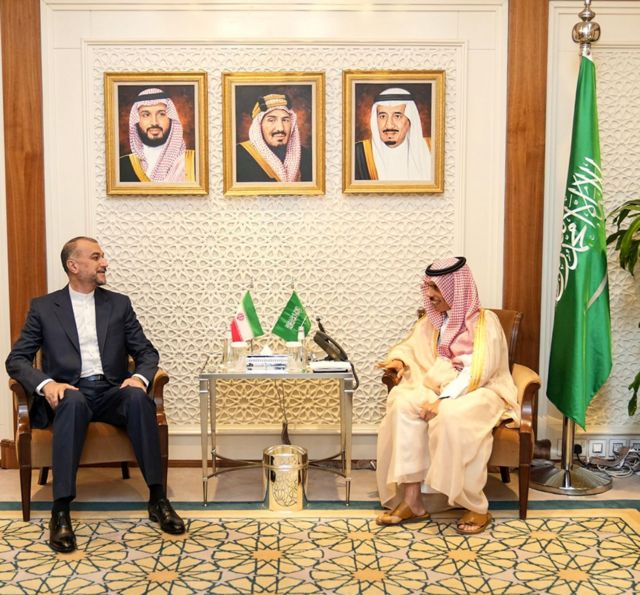 وزير الخارجية الإيراني حسين أمير عبد اللهيان في السعودية مع نظيره السعودي الأمير فيصل بن فرحان