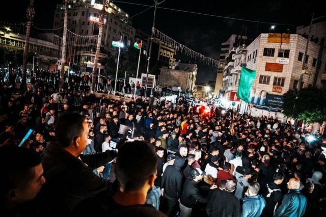 18 Ekim'de yüzlerce Filistinli, Mahmud Abbas'ın yönetimini kınamak için Al Menarah Meydanı yakınında toplandı