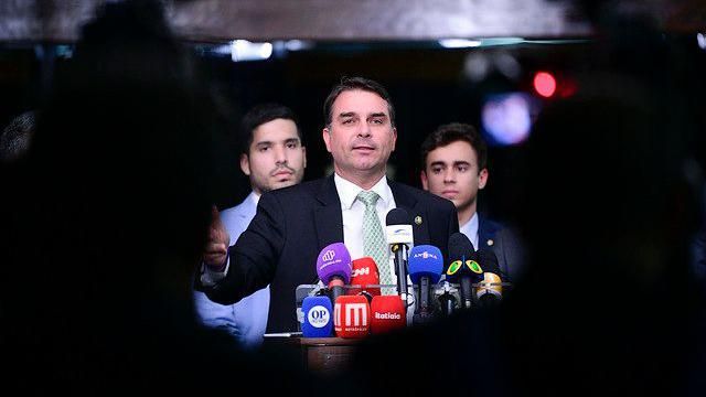 Flvio Bolsonaro concede entrevista a jornalistas