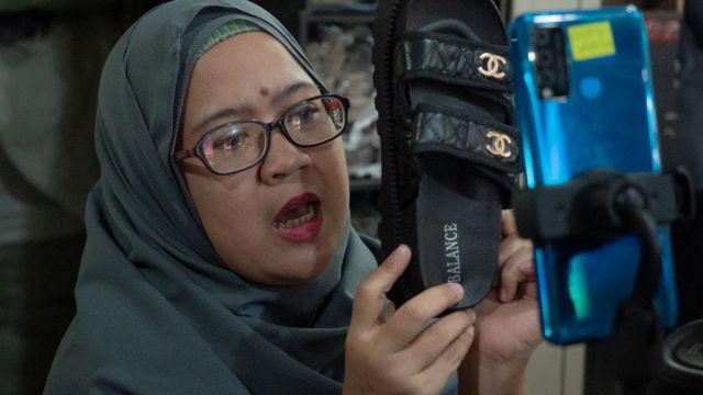 Pedagang di Tanah Abang menjajakan barang dagangannya melalui siaran langsung di media sosial