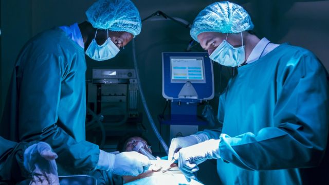 Cirujanos haciendo un trasplante de corazón.