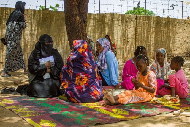 لقاء سيدات تحت ظلال شجرة خارج مخيم للنازحين في الصوار، على بعد حوالي 15 كيلومترا شمال ود مدني، في 22 يونيو/ حزيران 2023.
