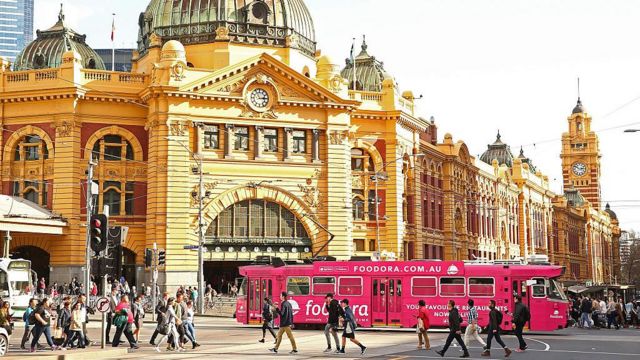 Un tranvía pasa frente a la estación de tren de Flinders Street en Melbourne, Australia.