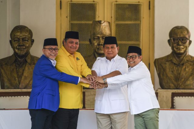 Ketua Umum Partai Gerindra Prabowo Subianto (kedua kanan) bersama Ketua Umum Partai Golkar Airlangga Hartarto (kedua kiri), Ketua Umum Partai Amanat Rakyat (PAN) Zulkifli Hasan (kiri), Ketua Umum Partai Kebangkitan Bangsa (PKB) Muhaimin Iskandar (kanan) berjabat tangan saat deklarasi dukungan di Museum Perumusan Naskah Proklamasi, Jakarta, Minggu (13/8/2023). 