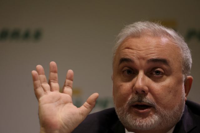 Presidente da Petrobras, Jean Paul Prates, fala com a mão levantada