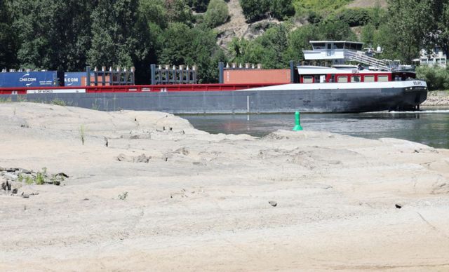 Ren nehrinde bir kargo gemisi