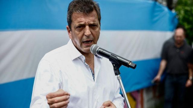 Sergio Massa durante o dia de eleição na Argentina