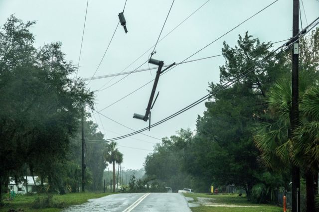 Un poste de energía caído después de que el huracán Idalia tocara tierra en Florida.