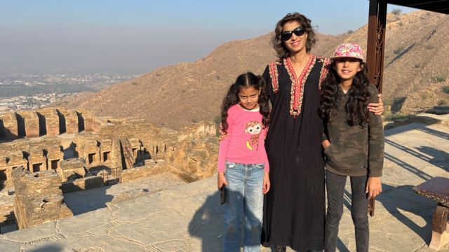 ونیزہ احمد اپنی بیٹیوں کے ساتھ 