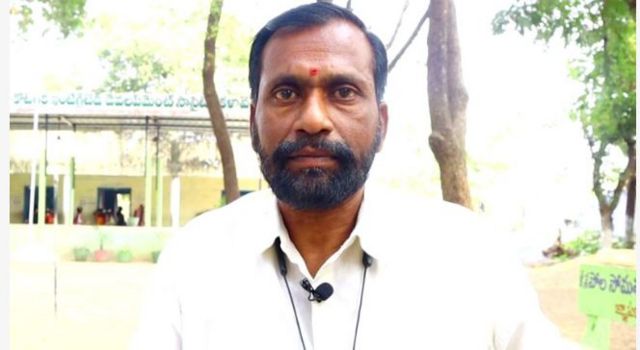 கடவுள் மறுப்பாளரான ஆசிரியரை வலுக்கட்டாயமாக கோவிலில் பூஜை செய்ய வைத்த இந்துத்துவா அமைப்புகள்