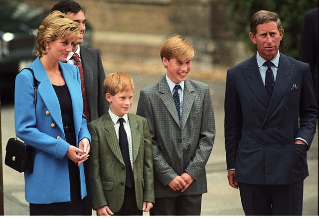 La princesa de Diana con sus hijos Harry y WIlliam y su entonces esposo el príncipe Carlos de Gales. 