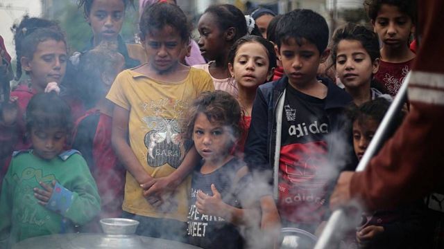 Niños esperando recibir alimentos