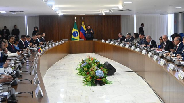 Reunião entre autoridades brasileiras e venezuelanas no Palácio do Planalto. Do lado brasileiro estão Lula, Janja, Alckmin e Haddad 