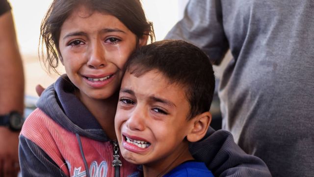 Niños en Gaza llorando tras un bombardeo israelí