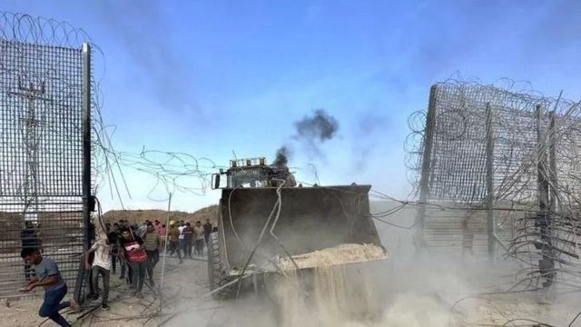 Группа палестинцев прорвала пограничный забор с помощью бульдозера