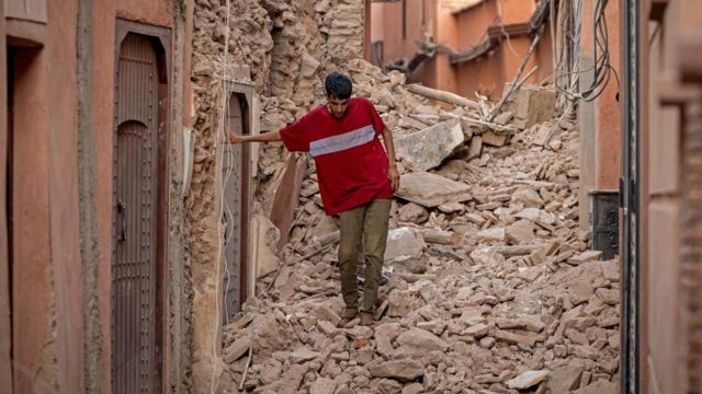 Morador de Marrakesh anda sobre escombros após terremoto