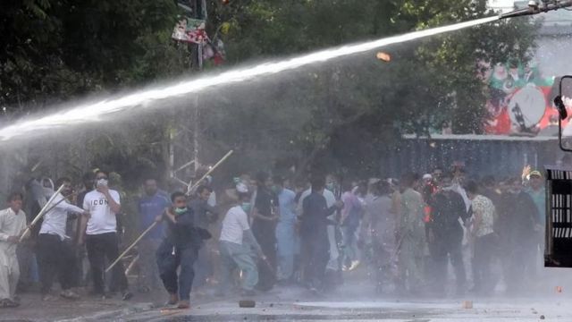 இம்ரான் கானுக்கு ஆதரவாகவும் எதிராகவும் இருப்பவர்கள் யார்