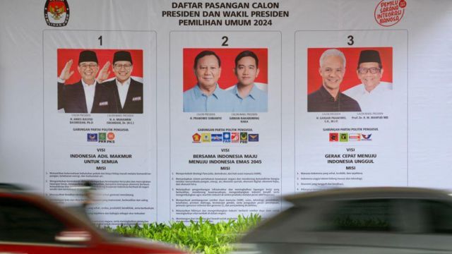 Poster tiga pasangan calon presiden-calon wakil presiden terpampang di salah satu sudut Jakarta menjelang Pilpres 2024.